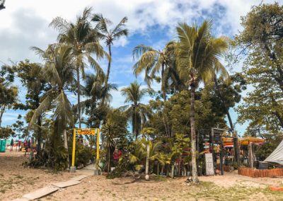 Chioschi tra le palme sulla spiaggia