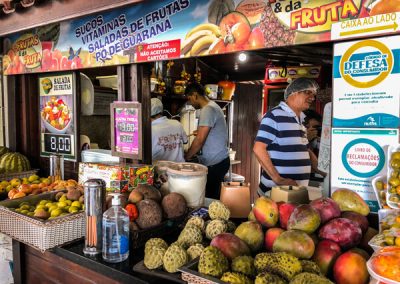 Bancone di frutta fresca al mercato di Fortaleza