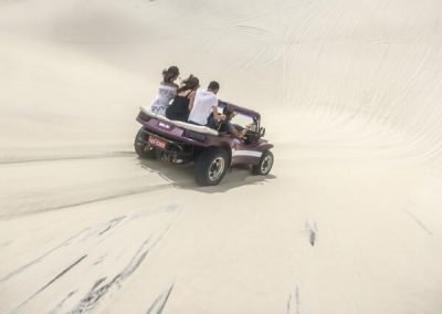 Dune buggy che scende da una duna di sabbia
