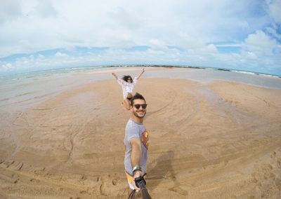 Francesco e Serena sul bagnasciuga di Praia das Fontes