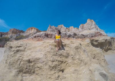 Serena in posa sulle falesie di Morro Branco