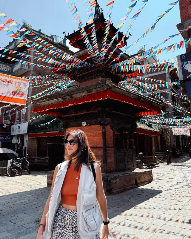 Voglio raccontarvi un ricordo legato a mio zio Enzo, l'unico viaggiatore in famiglia, perché in questo ricordo è racchiuso l'inizio del mio tutto.
In famiglia mia nessuno, a parte lo zio, ha mai viaggiato. La stessa parola “aereo” per i miei nonni e i miei genitori è stata, per tanti anni, quasi un tabù. Lo zio era "il matto che va in giro per il mondo”, eppure è stato proprio quello zio matto ad accendere dentro la mia testa la scintilla più forte di tutte.
Avrò avuto poco piu di 6 anni, erano i primi anni '90 e lo zio ci aveva radunato tutti in cucina dai nonni perché era tornato da poco dal suo primo viaggio in Nepal e voleva farci vedere le diapositive. Ha iniziato a mostrarci Kathmandu e quelle immagini mi hanno subito mandato in tilt: tutte quelle persone, colori, carretti di animali, fiori, talismani, polvere, cibo, templi in un'unica foto. Lo stesso nome Kathmandu mi aveva attecchita, mi suonava quasi come una parola magica.
In quel preciso momento, inconsapevolmente, ha innescato la prima vera miccia. E questa è la cosa di cui sono più grata allo zio Enzo perché con gli anni ho capito che non mi ha tramandato una semplice passione per i viaggi ma mi ha regalato una vera e propria vocazione. Se oggi viaggiare è il mio lavoro, il primo grazie va sicuramente a lui.
Sono cresciuta ascoltando per decenni i suoi racconti del Nepal e sapete perché non ci sono mai venuta prima di oggi? Perché proprio come quando aspetti a leggere l'ultimo capitolo di un libro che hai tanto amato, vuoi essere certo che tutto sia perfetto per potertelo godere.
Io e lo zio ci siamo salutati l'ultima volta l'anno scorso. Mi aveva detto di portare il suo ricordo in Nepal e io gli ho promesso che lo avrei fatto. E quindi eccomi qui, nel suo amato Nepal, nel paese che ha dato origine al mio tutto, con il suo gilet da esploratore che ho ereditato da lui. Non gli potrò raccontare di persona il mio Nepal, ma vi posso assicurare che l'ho rivisto tra le strade di Kathmandu e nei tanti racconti che mi faceva dell'Himalaya🧡

@viaggisupernova #viaggisupernova

(La colonna sonora non è casuale, la passione per Tolkien è un'altra sua eredità🧡)