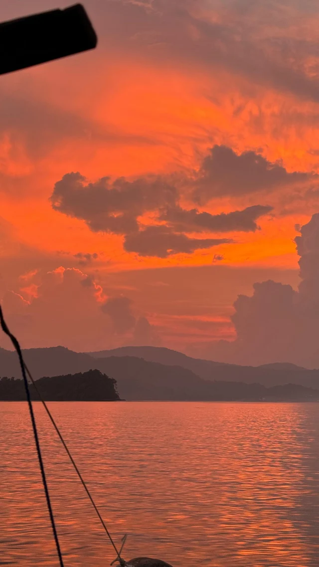Ne abbiamo visti tanti di tramonti belli in questi giorni, ma questo ha proprio esagerato🥹🔥

#palawan #elnidopalawan